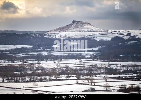 Great Broughton, North Yorkshire Moors , Royaume-Uni. Lundi 4 janvier 2021: La vue d'un hiver neigeux regarder roseberry nappairer dans le North Yorkshire ceci Banque D'Images