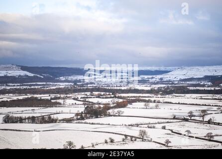 Great Broughton, North Yorkshire Moors , Royaume-Uni. Lundi 4 janvier 2021: La vue d'un hiver neigeux regarder roseberry nappairer dans le North Yorkshire ceci Banque D'Images