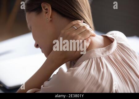 Gros plan femme épuisée touchant les muscles tendus du cou massants Banque D'Images