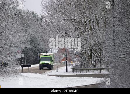 Middlesbrough, Royaume-Uni. Samedi 2 janvier 2021 : une fourgonnette de livraison de l'ASDA traverse une épaisse neige et des conditions hivernales à Middlesbrough. *NORME Banque D'Images