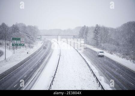 Middlesbrough, Royaume-Uni. Samedi 2 janvier 2021: De fortes averses de neige se sont poursuivies toute la matinée à Middlesbrough sur l'A171 causant la co dangereuse Banque D'Images