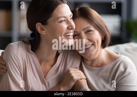 Gros plan sourire la mère mature et la fille grognup se câliner Banque D'Images