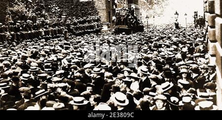 Photo de presse prise en 1919 de foules de policiers en grève occupant Downing Street, Londres, lors d'un coup d'éclair par la police suite à la répression de leur syndicat. Les grèves de police de 1918 et 1919 au Royaume-Uni ont conduit le gouvernement britannique à établir des propositions de la police Act, établissant la Fédération de police d'Angleterre et du pays de Galles comme organe représentatif de la police. La loi interdit également à la police d'appartenir à un syndicat ou de s'y affilier. Banque D'Images