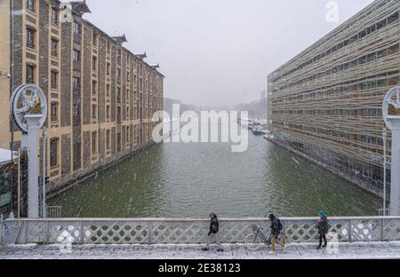 Paris, France - 01 16 2021 : vue sur le canal Ourcq depuis le pont levant sous la neige Banque D'Images