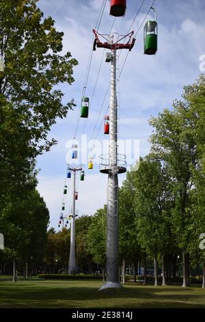 Les téléphériques aux couleurs vives transportent les touristes. Fonctionnant sur des fils soutenus par des pylônes en acier, c'est le plus long chemin de téléphérique. Cabines de gondole suspendues ca Banque D'Images