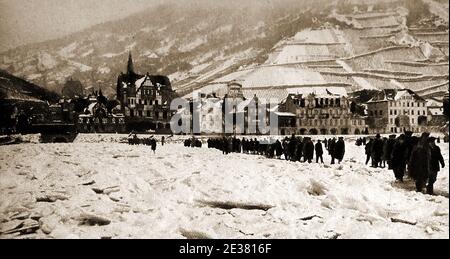 1919 - Armée britannique d'occupation en Allemagne . - locaux traversant le Rhin gelé. Pendant l'occupation, les Allemands ont eu une liberté surprenante. Banque D'Images