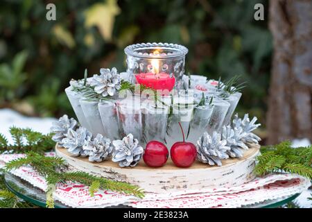 décoration de noël avec lanterne glacée, pommes de pin et pommes de crabe Banque D'Images