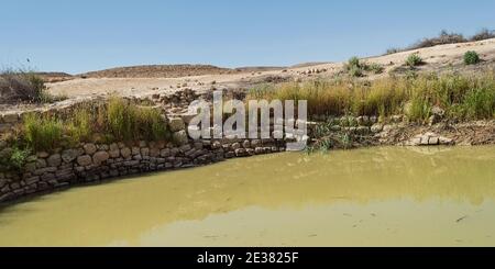 une section de gros plan du mur de l'âge du fer bor hemet citerne près du cratère de makhtesh ramon en israël avec un ciel bleu en arrière-plan Banque D'Images
