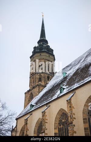 Dom de bautzen église religieuse paysage urbain, vieille ville pendant la saison d'hiver neige, tours de glace vieux bâtiments maisons, allemand, tour, flèche, rivière d'eau, Banque D'Images