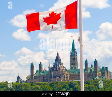 Drapeau canadien et édifice du Parlement en arrière-plan, Ottawa (Ontario), Canada Banque D'Images