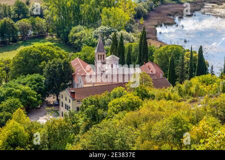 Monastère orthodoxe médiéval de Krka serbe. Parc national de Krka, Dalmatie, Croatie. Banque D'Images