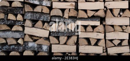 Pile de bois de feu haché sec Banque D'Images