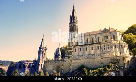 La basilique Rosaire de notre-Dame de l'Immaculée conception. Lourdes, France, lieu majeur de pèlerinage catholique. Banque D'Images