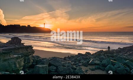Coucher de soleil sur le phare de Biarritz, pays basque, France. Courbes avec exposition longue. Banque D'Images