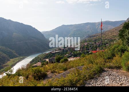 Vue aérienne sur le paysage de la ville de Kemaliye entre la vallée de Kemaliye ou Egin, Erzincan, Turquie Banque D'Images