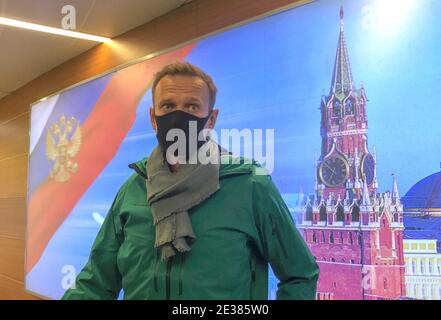 Le chef de l'opposition russe Alexei Navalny s'entretient avec des journalistes à l'arrivée à l'aéroport de Sheremetyevo à Moscou, en Russie, le 17 janvier 2021. REUTERS/Polina Ivanova