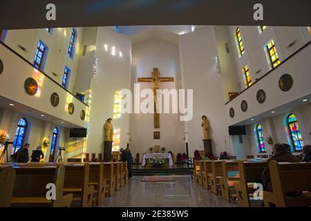 Sofia, Bulgarie - Jan 17 2021: Intérieur de la paroisse catholique romaine Saint-Joseph avec des gens dans des masques protecteurs se rassemblant pour la messe sainte Banque D'Images