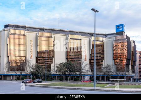 Sabadell - Catalogne, ESPAGNE - 16 janvier 2021 : façade principale du bâtiment du siège de la ville de Banc Sabadell Banque D'Images