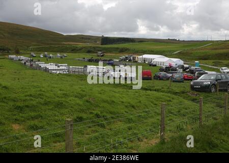 Muirkiirk, East Ayrshire, Écosse, Royaume-Uni, salon agricole du village, les agriculteurs locaux et leurs familles rencontrent et rivalisent avec le bétail, les moutons et le bétail exposés. Vue générale du terrain agricole Banque D'Images