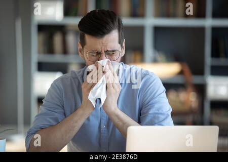 Malade millénaire malheureux homme d'affaires souffrant d'allergie saisonnière. Banque D'Images