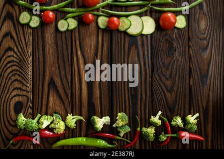 Décoration de légumes frais sur fond de bois Banque D'Images