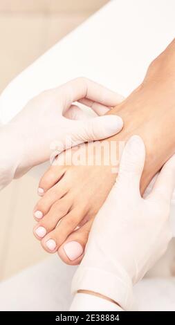 Pédicure spa d'ongles. Manucure des pieds. Maître de salon. Jambe de femme polonaise Banque D'Images