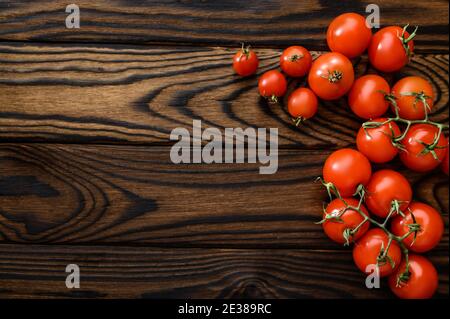 Tomates fraîches isolées sur fond de bois Banque D'Images