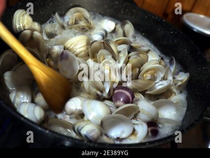 Moules blanches cuisant dans de l'eau à la vapeur Banque D'Images