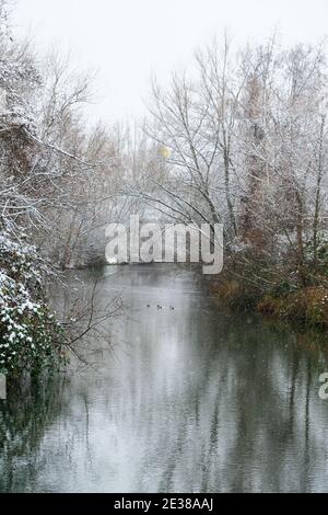 Le magnifique port couvert de neige dans le quartier Neulindenau de Leipzig en hiver, avec des sentiers glacés et de la rivière. Banque D'Images