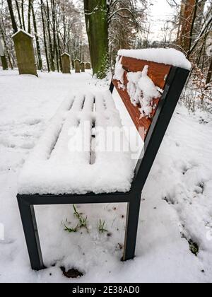 Gros plan sur un banc de bois gelé pendant la belle période d'hiver. Couverture de neige Banque D'Images