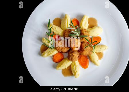 Nuggets de poulet panés avec purée de pommes de terre et sauce magnifiquement plaquée, grenaille au-dessus. Banque D'Images