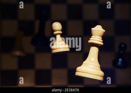 Le concept de la promotion du pion à la reine. Concept de problèmes de jeu et d'apprentissage des échecs Banque D'Images