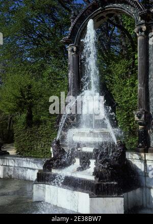 JARDIN-PLAZA OCHO CALLES FUENTE MINERVA CON AGUA. EMPLACEMENT : PALACIO REAL-JARDINES. LA GRANJA DE SAN ILDEFONSO. SÉGOVIE. ESPAGNE. Banque D'Images