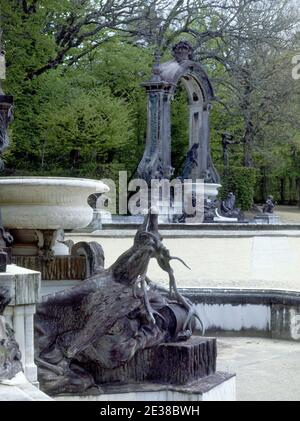 JARDIN-PLAZA 8 CALLES FUENTE MINERVA DESDE MERCURIO. EMPLACEMENT : PALACIO REAL-JARDINES. LA GRANJA DE SAN ILDEFONSO. SÉGOVIE. ESPAGNE. Banque D'Images