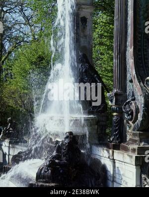 JARDIN-PLAZA OCHO CALLES FUENTE MINERVA CON AGUA. EMPLACEMENT : PALACIO REAL-JARDINES. LA GRANJA DE SAN ILDEFONSO. SÉGOVIE. ESPAGNE. Banque D'Images