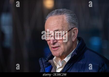 NEW YORK, NY - JANVIER 17: Le sénateur américain Chuck Schumer (D-NY) parle lors d'un exposé des médias sur le plan de sauvetage de Biden le 17 janvier 2021 à New York. Le sénateur Schumer deviendra le leader de la majorité au Sénat des États-Unis cette semaine et poussera le plan de 1.9 billions de dollars du président élu Joe Biden pour lutter contre le virus et stabiliser l'économie. Crédit : Ron Adar/Alay Live News Banque D'Images