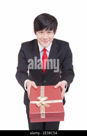 Un jeune homme d'affaires tenant une boîte cadeau photo de haute qualité Banque D'Images