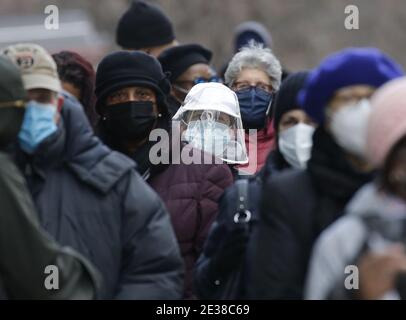 New York, États-Unis. 17 janvier 2021. Les patients attendent en ligne à l'extérieur pour recevoir un vaccin COVID-19 lorsque Ruth Hassell-Thompson, conseillère spéciale pour les politiques et les affaires communautaires, NYS Homes and Community Renewal, Et le révérend Calvin Butts ouvre un site de vaccination contre le coronavirus de l'État de New York à Harlem, à l'église baptiste Abyssinienne, à New York, le dimanche 17 janvier 2021. Photo de John Angelillo/UPI crédit: UPI/Alay Live News Banque D'Images