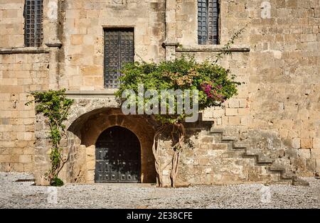 Argyrokastre-place des martyrs hébreux dans la vieille ville de Rhodes, Grèce; détail avec les escaliers et l'arbre; murs de bâtiment médiéval Banque D'Images