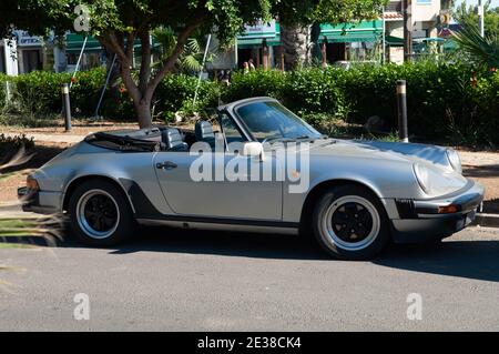 Porsche 911 Carrera cabriolet garée sur le côté de la route à Paphos, Chypre Banque D'Images