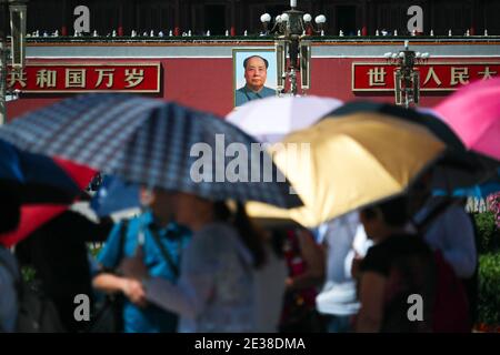 PÉKIN, CHINE - 24 AOÛT 2017 ; groupes de touristes marchant autour de la place Tian an Men dans le centre de la ville de Pékin le jour ensoleillé d'été. La porte Banque D'Images