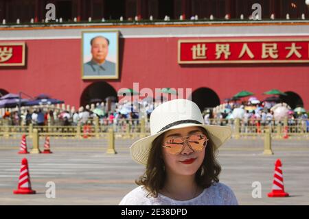 BEIJING, CHINE - 24 AOÛT 2017; une femme pose pour une photographie sur la place Tian an Men devant la porte de la paix céleste (entrée à interdit Banque D'Images