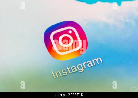 Gros plan du logo de l'application pour l'Instagram américain Service de partage de photos et de vidéos sur les réseaux sociaux appartenant à Facebook sur l'écran d'un smartphone Banque D'Images