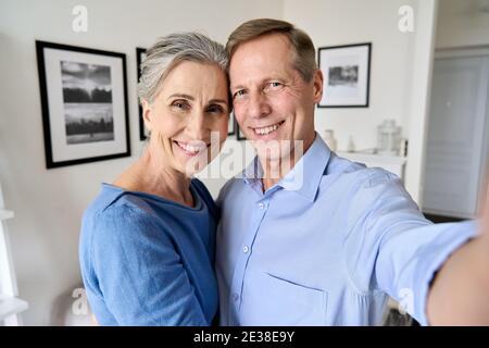 Couple senior heureux regardant l'appareil photo prendre le portrait de selfie, vue de l'appareil photo. Banque D'Images