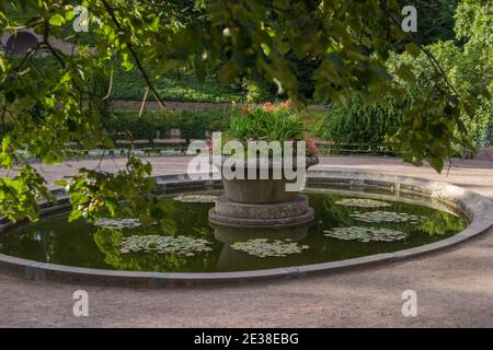 pot en pierre de fleurs se trouve dans l'étang dans le Parc Sofiyivka Banque D'Images