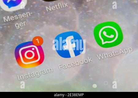 Un trio d'applications détenues par Facebook : Facebook, WhatsApp et Instagram. Un gros plan des applications sur l'écran d'un smartphone Banque D'Images