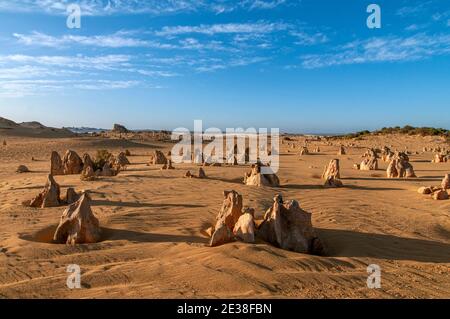 Le désert des Pinnacles d'Australie occidentale, au parc national de Nambung près de Cervantes, a été tourné sous la lumière de la fin de l'après-midi. Banque D'Images