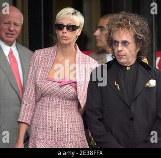 Le producteur de musique PHIL SPECTOR (né Harvey Phillip Spector, du 26 décembre 1939 au 16 janvier 2021) est décédé à l'âge de 81 ans, alors qu'il purgeait une peine d'emprisonnement pour meurtre. Spector a transformé la musique pop avec son style d'enregistrement « Wall of Sound » dans les années 1960. En 2009, il a été reconnu coupable du meurtre de l'actrice hollywoodienne Lana Clarkson en 2003. PHOTO DU DOSSIER: 27 septembre 2004, Los Angeles, Californie, États-Unis: Le producteur de disques PHIL SPECTOR, avec son assistante personnelle MICHELLE BLAINE, à l'extérieur du bâtiment des tribunaux pénaux pendant le procès pour meurtre de Lana Clarkson. (Image de crédit : ©Vaughn Youtz/ZUMA Press) Banque D'Images