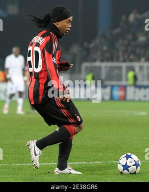 Ronaldinho de Milan AC lors du match de football de l'UEFA Champions League, Groupe G, AJ Auxerre vs AC Milan à l'Abbe Deschamps stadiumin à Auxerre, France, le 23 novembre 2010. AC Milan a gagné 2-0. Photo de Christian Liewig/ABACAPRESS.COM Banque D'Images