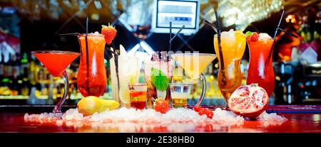 Verres et verres avec des sucs et des jus de fruits au bar. Banque D'Images